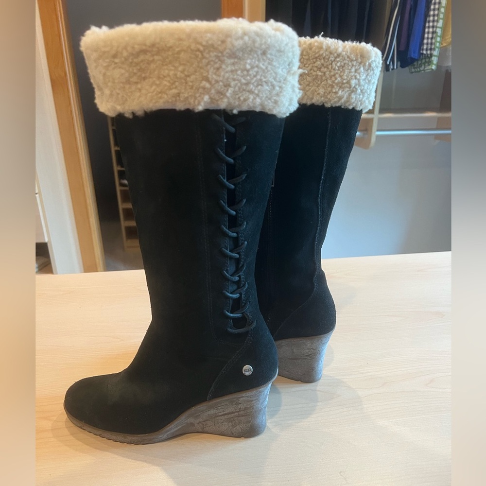 UGG Felicity Womens Wedge
Boots Size/ Black Shearling Cuff size 8